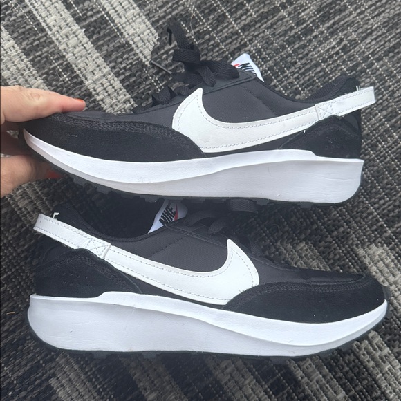 Nike Waffle Debut - Black and White Sneakers - Size 6.5 - Picture 2 of 5